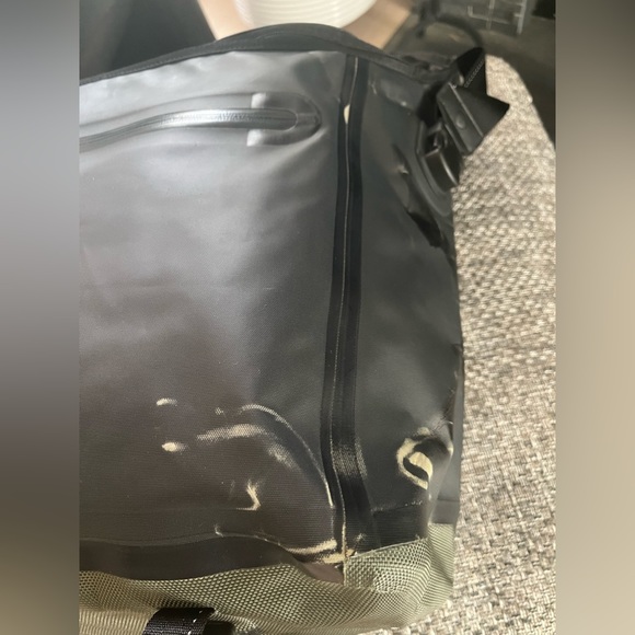 TUMI - Rare Hydro Sports Waterproof Large Messenger Shoulder Bag Black/Grey-Men - Picture 9 of 12